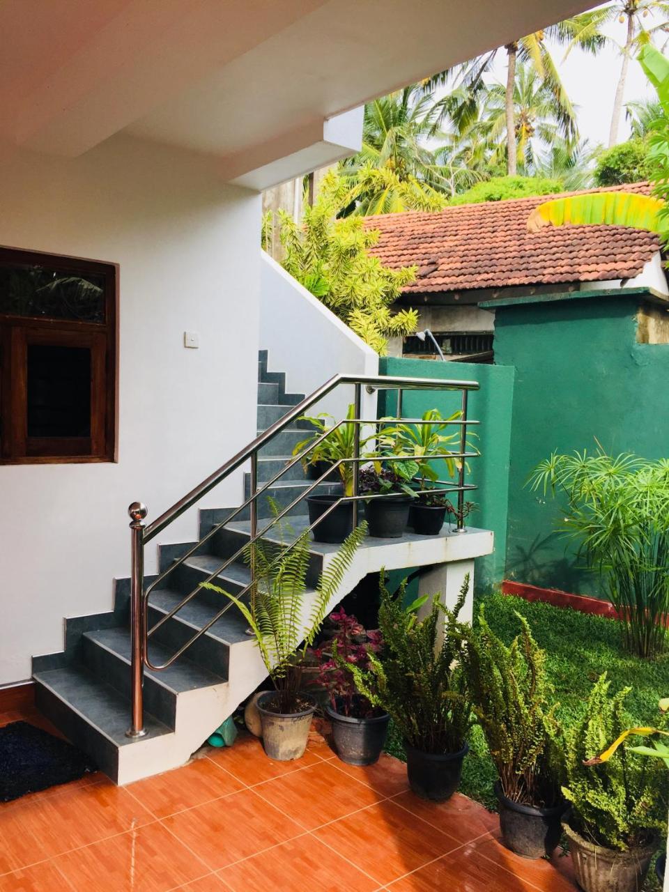 Sanjula Apartments Hikkaduwa Esterno foto