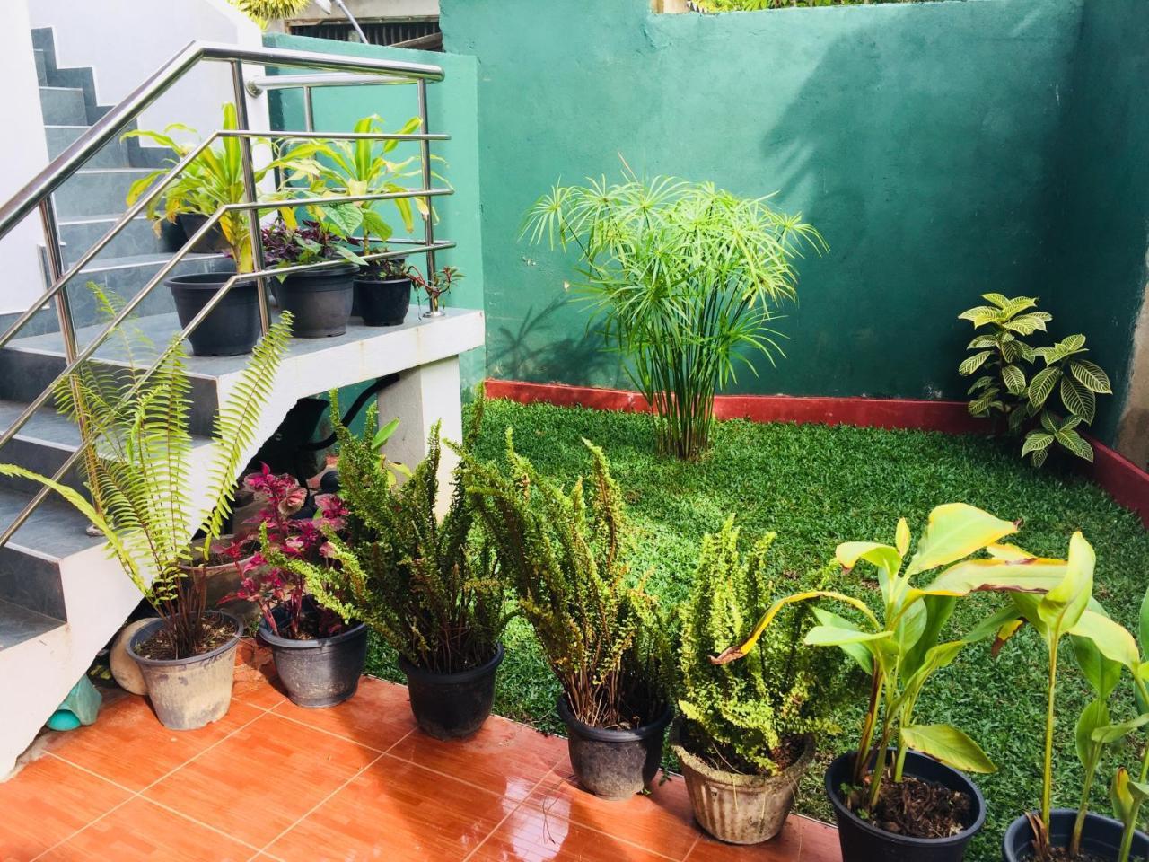 Sanjula Apartments Hikkaduwa Esterno foto